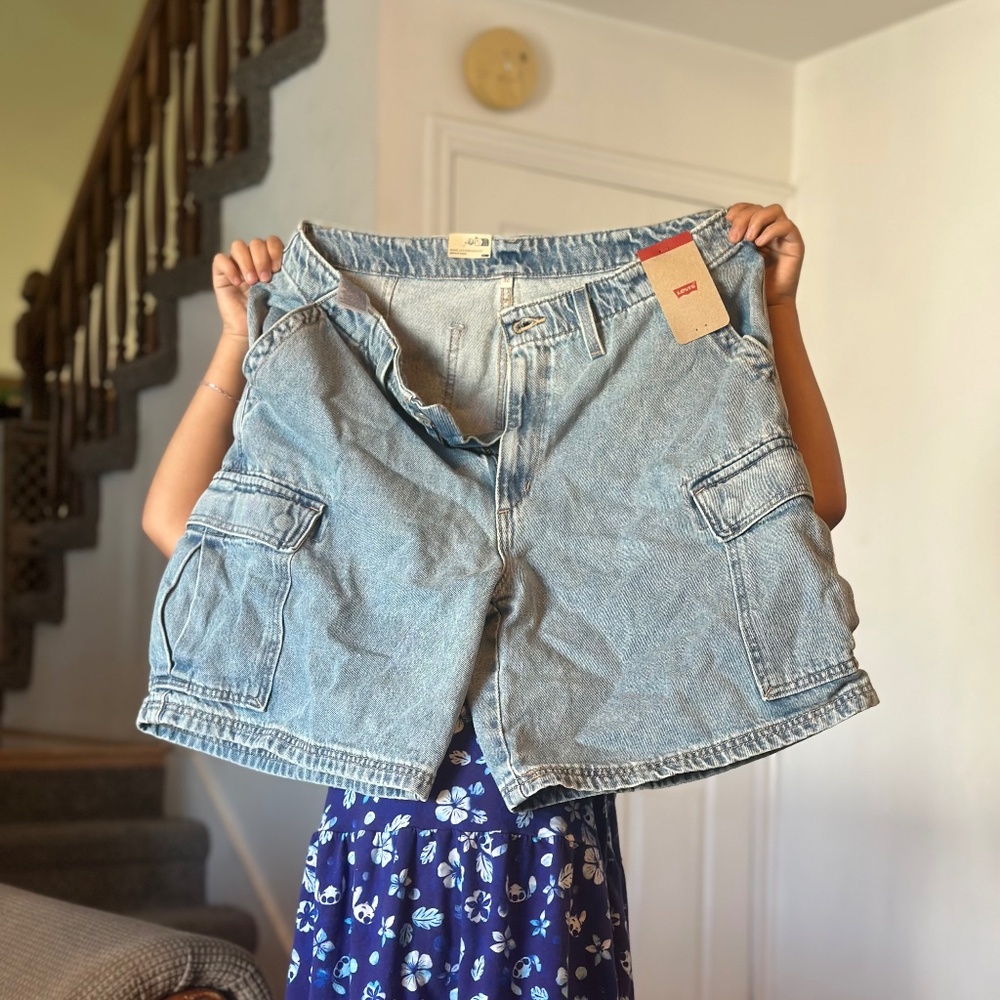 NWT Levi cargo shorts sz 32